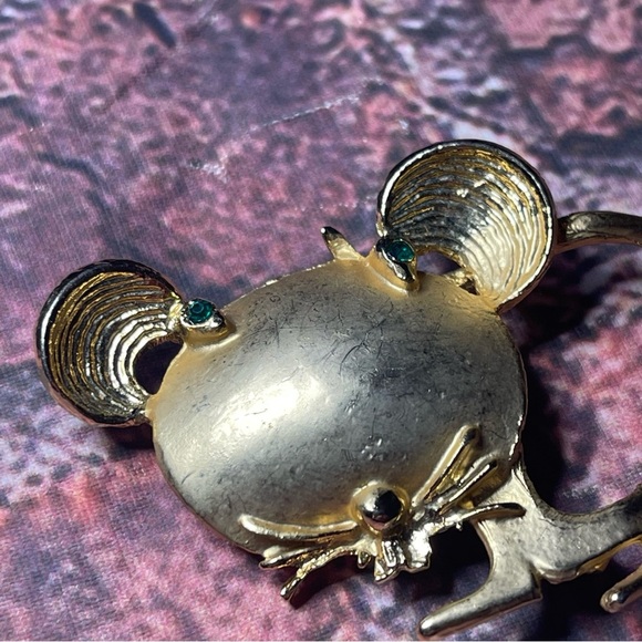 Unusual Large Headed Mouse Brooch Gold Toned Vintage Green Rhinestones Mice - Picture 2 of 6